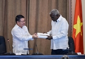 Cuban National Assembly receives gifts from Vietnamese counterpart